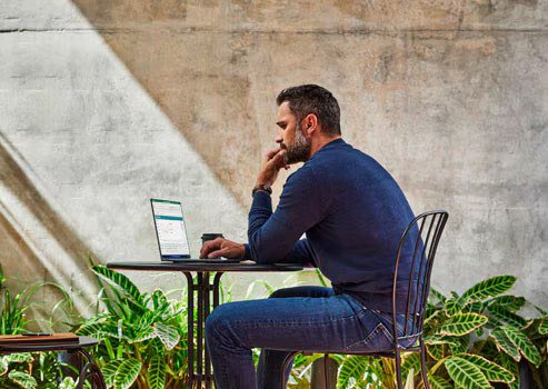Pareja trabajando con un notebook HP Elite Dragonfly con ajuste inteligente de iluminación