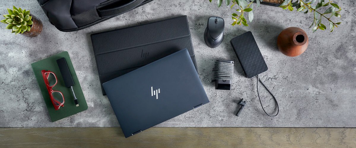 Notebook HP Elite Dragonfly sobre mesa de madera en un entorno de trabajo cálido y moderno